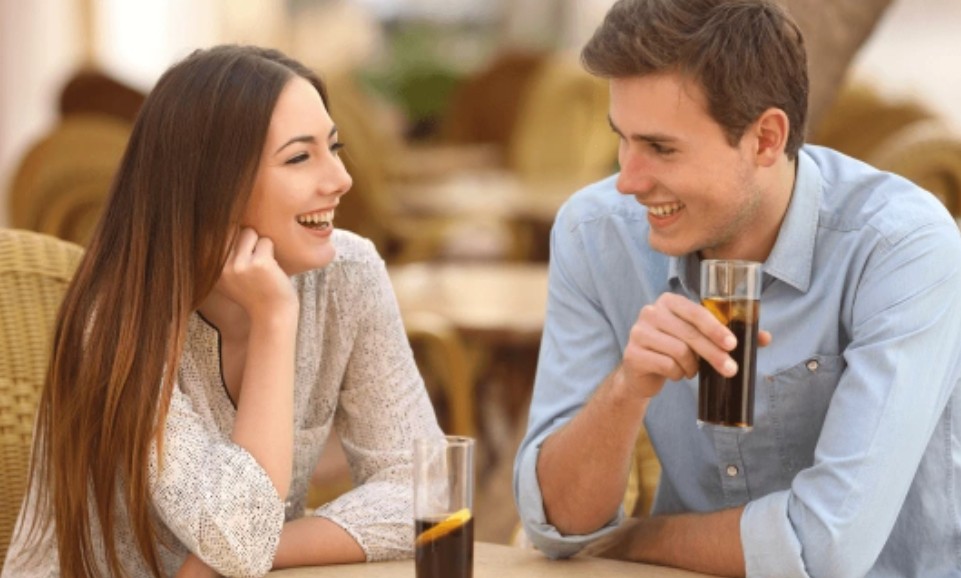 Singles Events Basel – Teilnehmer bei einem Social Event mit Drinks und Musik