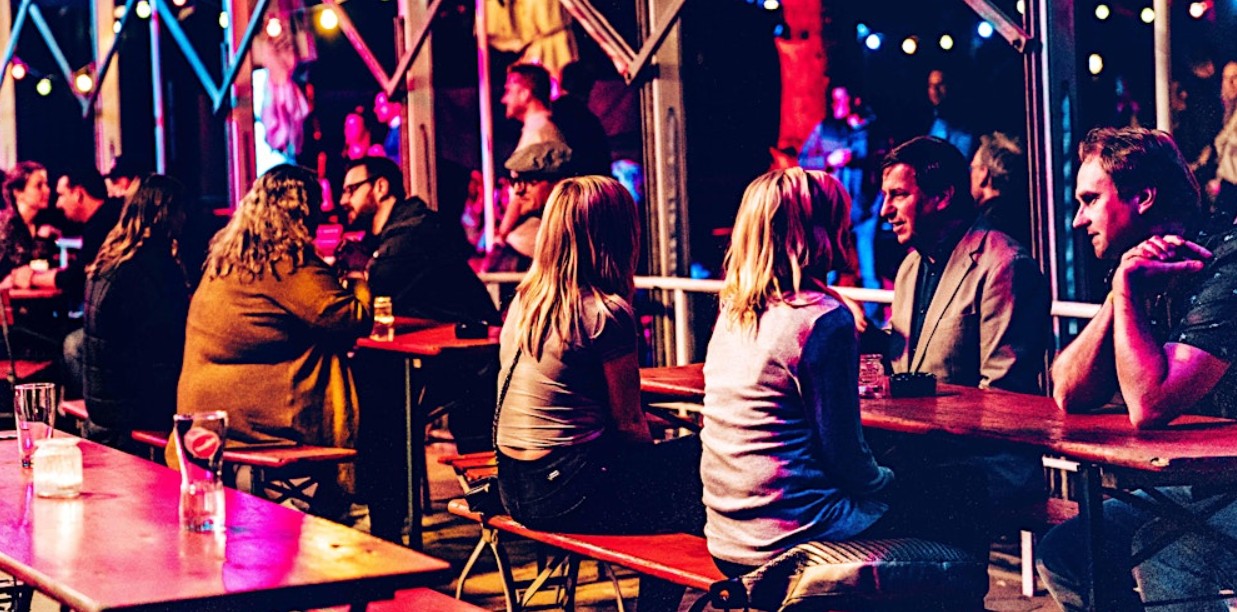 Basel Speed Dating – Teilnehmer an kleinen Tischen in der baltazar bar