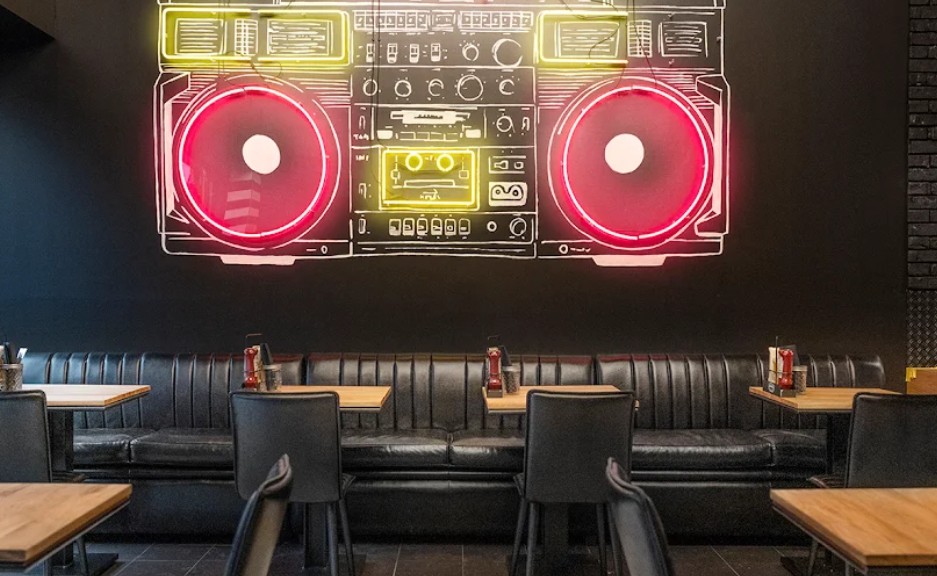 Black Tap Basel – Gäste bei Drinks im hinteren Bereich der Bar