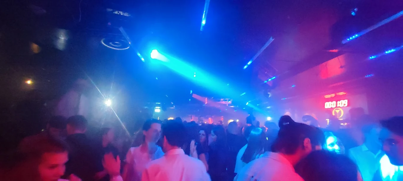 Trischli Club St. Gallen – Barbereich bei Nacht