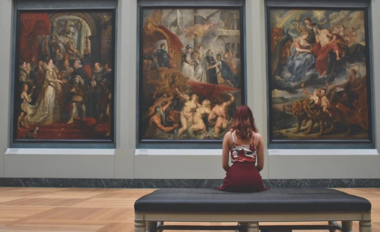 MeetByChance Luzern – Gruppe junger Leute bei Drinks in entspannter Atmosphäre