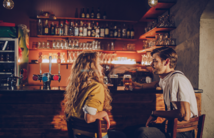 Slow Dating Zürich – Teilnehmer bei Kerzenlicht